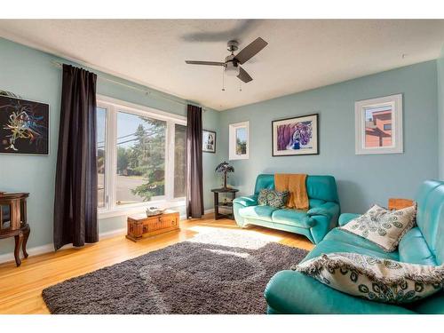 202 27 Avenue Ne, Calgary, AB - Indoor Photo Showing Living Room