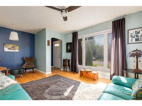 202 27 Avenue Ne, Calgary, AB - Indoor Photo Showing Living Room