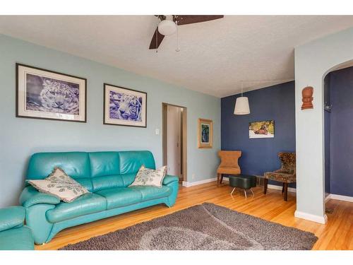 202 27 Avenue Ne, Calgary, AB - Indoor Photo Showing Living Room