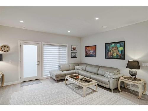 2-2605 15 Street Sw, Calgary, AB - Indoor Photo Showing Living Room