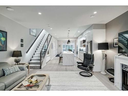 2-2605 15 Street Sw, Calgary, AB - Indoor Photo Showing Living Room