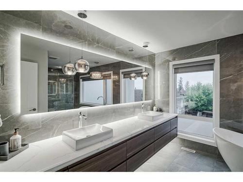 2-2605 15 Street Sw, Calgary, AB - Indoor Photo Showing Bathroom