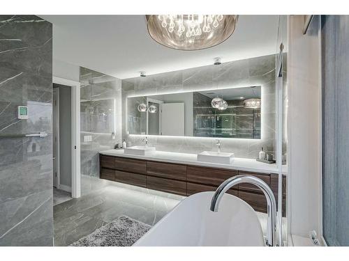 2-2605 15 Street Sw, Calgary, AB - Indoor Photo Showing Bathroom