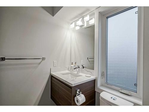 2-2605 15 Street Sw, Calgary, AB - Indoor Photo Showing Bathroom