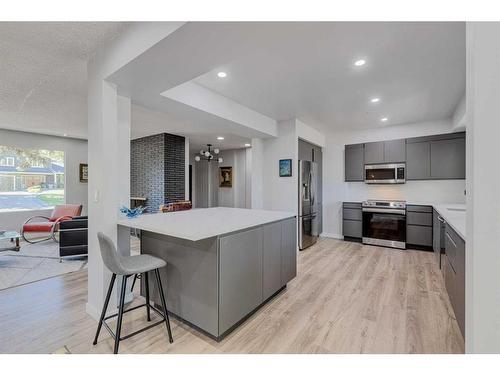 82 Massey Place Sw, Calgary, AB - Indoor Photo Showing Kitchen