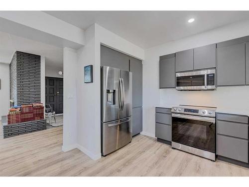 82 Massey Place Sw, Calgary, AB - Indoor Photo Showing Kitchen