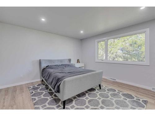 82 Massey Place Sw, Calgary, AB - Indoor Photo Showing Bedroom