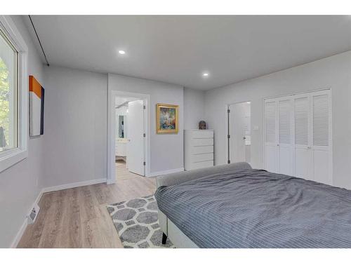 82 Massey Place Sw, Calgary, AB - Indoor Photo Showing Bedroom