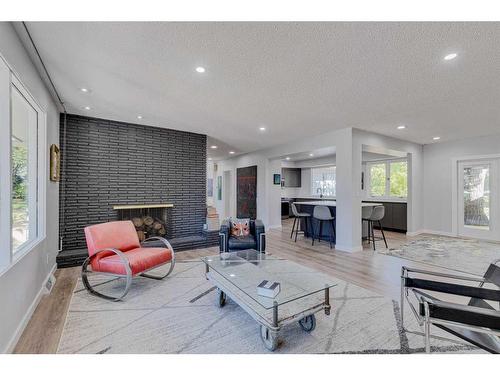 82 Massey Place Sw, Calgary, AB - Indoor Photo Showing Living Room