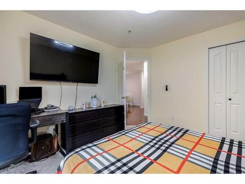 5107-604 8 Street Sw, Airdrie, AB - Indoor Photo Showing Bedroom