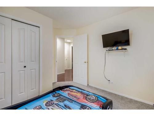 5107-604 8 Street Sw, Airdrie, AB - Indoor Photo Showing Bedroom