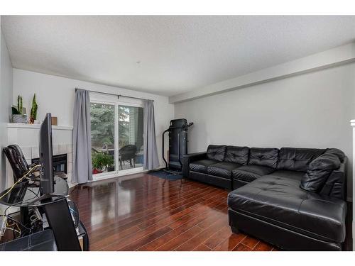 5107-604 8 Street Sw, Airdrie, AB - Indoor Photo Showing Living Room