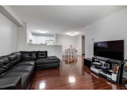 5107-604 8 Street Sw, Airdrie, AB - Indoor Photo Showing Living Room