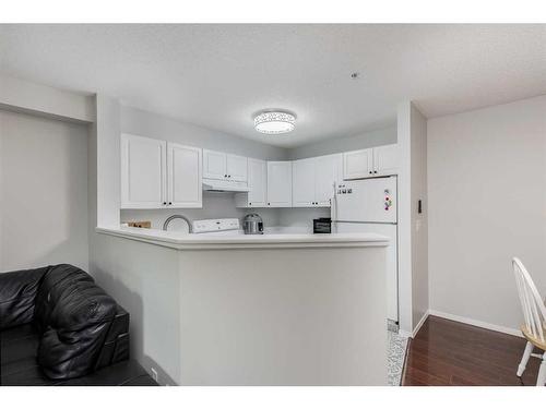 5107-604 8 Street Sw, Airdrie, AB - Indoor Photo Showing Kitchen