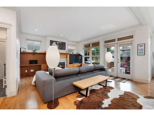 2121 2 Avenue Nw, Calgary, AB - Indoor Photo Showing Living Room