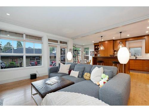 2121 2 Avenue Nw, Calgary, AB - Indoor Photo Showing Living Room