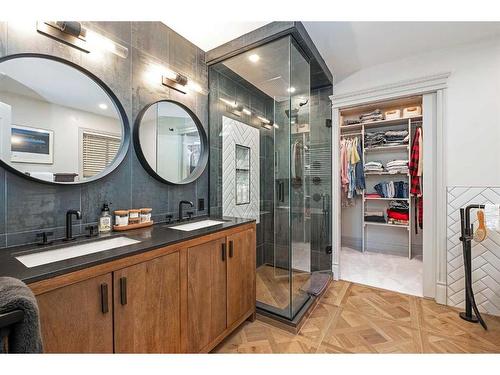 2121 2 Avenue Nw, Calgary, AB - Indoor Photo Showing Bathroom