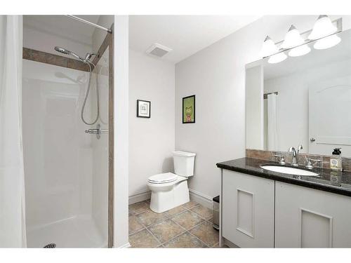 2121 2 Avenue Nw, Calgary, AB - Indoor Photo Showing Bathroom