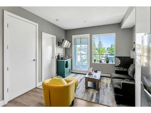 301-1521 26 Avenue Sw, Calgary, AB - Indoor Photo Showing Living Room