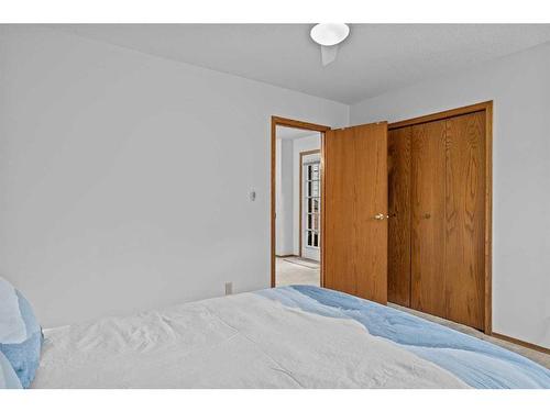 13 Riverview Place, Canmore, AB - Indoor Photo Showing Bedroom