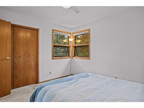 13 Riverview Place, Canmore, AB - Indoor Photo Showing Bedroom