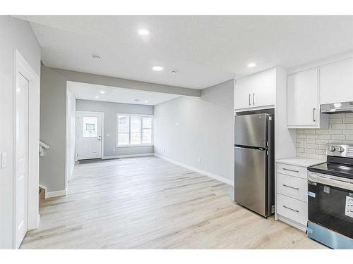 206 Lucas Close Nw, Calgary, AB - Indoor Photo Showing Kitchen