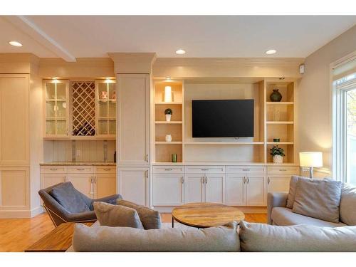 2023 47 Avenue Sw, Calgary, AB - Indoor Photo Showing Living Room