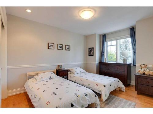 2023 47 Avenue Sw, Calgary, AB - Indoor Photo Showing Bedroom