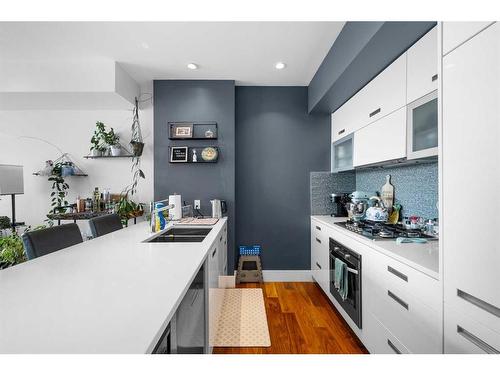 406-2505 17 Avenue, Calgary, AB - Indoor Photo Showing Kitchen With Double Sink With Upgraded Kitchen