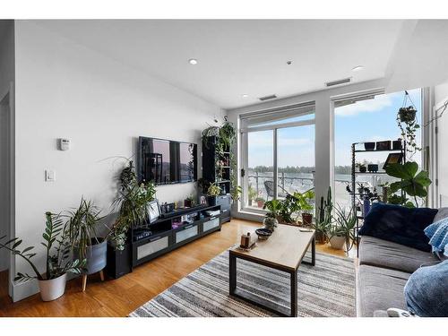 406-2505 17 Avenue, Calgary, AB - Indoor Photo Showing Living Room