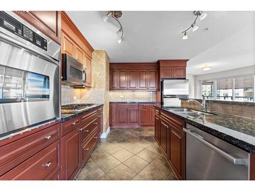 401-110 7 Street Sw, Calgary, AB - Indoor Photo Showing Kitchen With Double Sink With Upgraded Kitchen