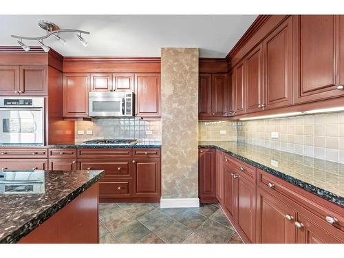 401-110 7 Street Sw, Calgary, AB - Indoor Photo Showing Kitchen