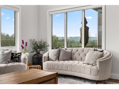 216 Discovery Drive Sw, Calgary, AB - Indoor Photo Showing Living Room