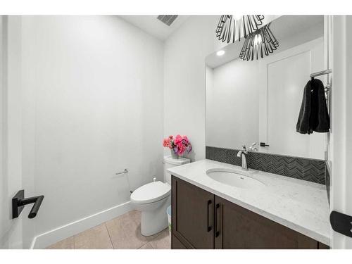 216 Discovery Drive Sw, Calgary, AB - Indoor Photo Showing Bathroom