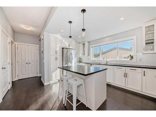 2120 Reunion Square Nw, Airdrie, AB - Indoor Photo Showing Kitchen With Upgraded Kitchen