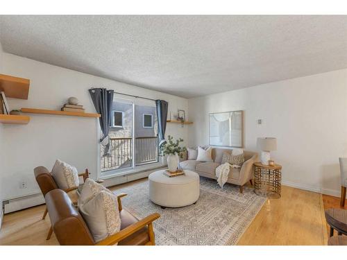 302-1824 11 Avenue Sw, Calgary, AB - Indoor Photo Showing Living Room