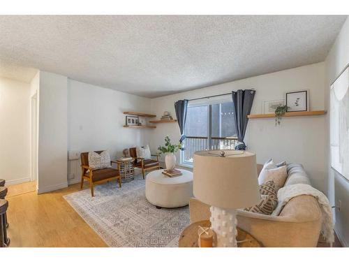 302-1824 11 Avenue Sw, Calgary, AB - Indoor Photo Showing Living Room