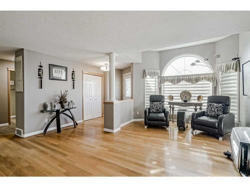 414 Sierra Madre Court Sw, Calgary, AB - Indoor Photo Showing Living Room