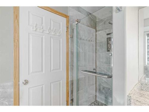 414 Sierra Madre Court Sw, Calgary, AB - Indoor Photo Showing Bathroom