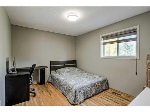 414 Sierra Madre Court Sw, Calgary, AB - Indoor Photo Showing Bedroom