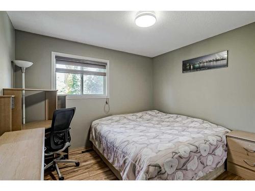 414 Sierra Madre Court Sw, Calgary, AB - Indoor Photo Showing Bedroom