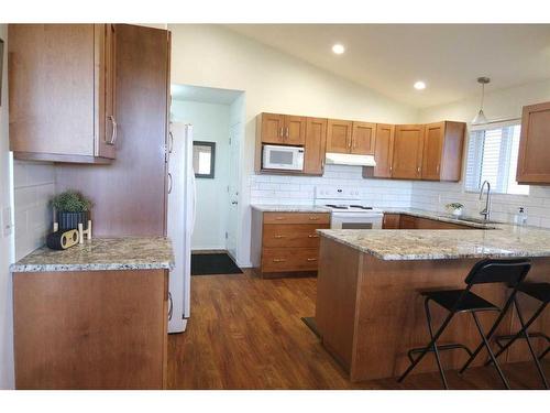 405 Edinburgh Road West, Lethbridge, AB - Indoor Photo Showing Kitchen With Double Sink