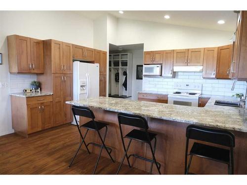 405 Edinburgh Road West, Lethbridge, AB - Indoor Photo Showing Kitchen