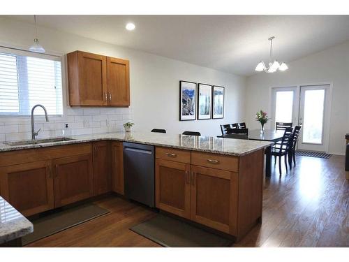 405 Edinburgh Road West, Lethbridge, AB - Indoor Photo Showing Kitchen