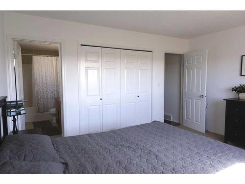 405 Edinburgh Road West, Lethbridge, AB - Indoor Photo Showing Bedroom