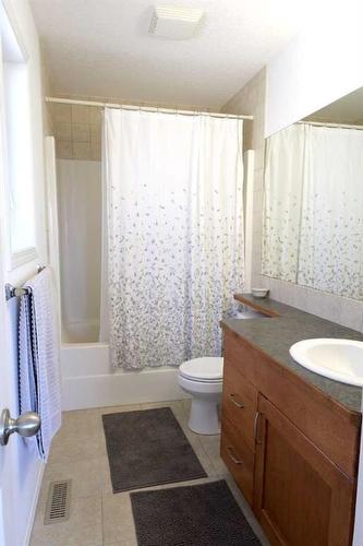 405 Edinburgh Road West, Lethbridge, AB - Indoor Photo Showing Bathroom