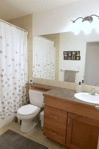 405 Edinburgh Road West, Lethbridge, AB - Indoor Photo Showing Bathroom