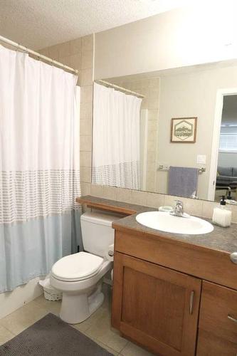 405 Edinburgh Road West, Lethbridge, AB - Indoor Photo Showing Bathroom