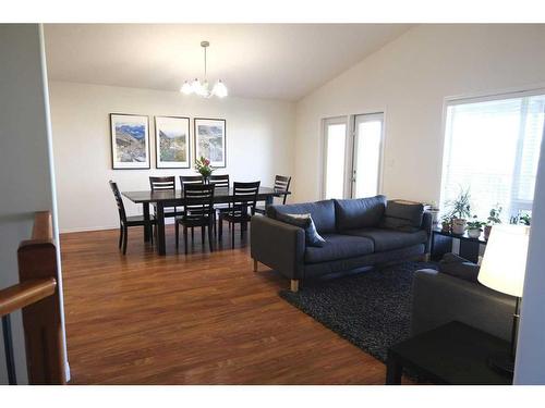 405 Edinburgh Road West, Lethbridge, AB - Indoor Photo Showing Living Room