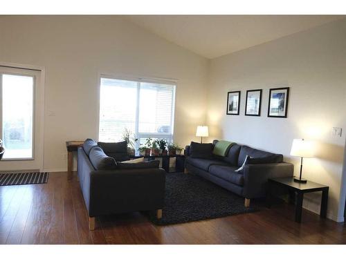 405 Edinburgh Road West, Lethbridge, AB - Indoor Photo Showing Living Room